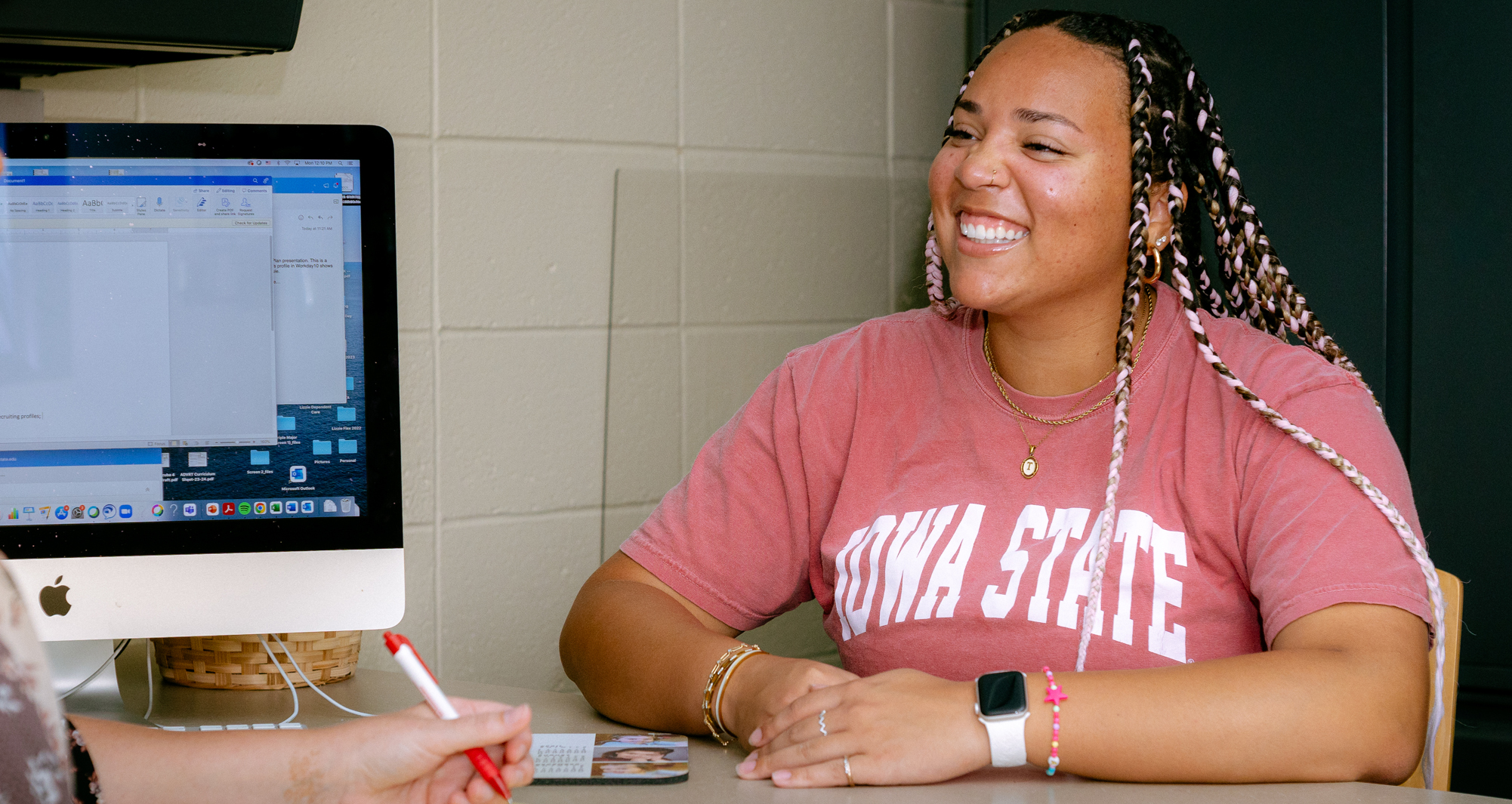 A smiling student meeting with their adviser